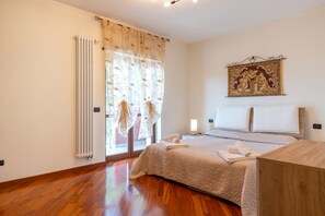 2 habitaciones, tabla de planchar con plancha y wifi gratis 