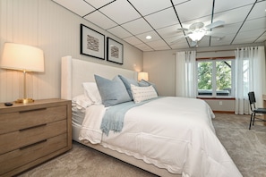 3 bedrooms, desk, iron/ironing board, travel crib - LUXE, LKN DEEP WATER, VIEWS, HOT TUB, GAME ROOM (Sherrills Ford)