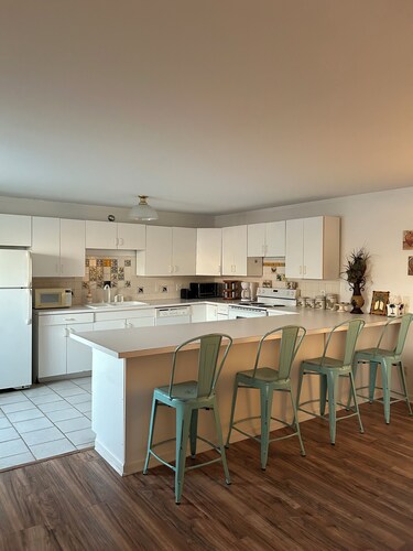 Pop & Grand's on the Square!  Apartment with a balcony on the square