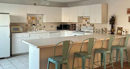 Pop & Grand's on the Square! Apartment with a balcony on the square