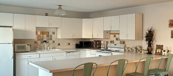 Pop & Grand's on the Square! Apartment with a balcony on the square