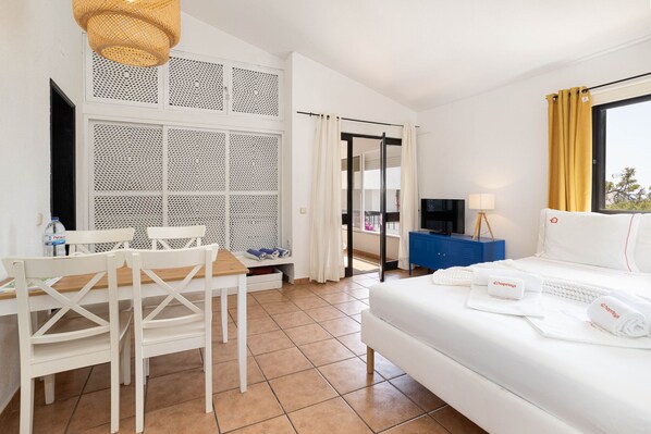Iron/ironing board, free WiFi, bed sheets