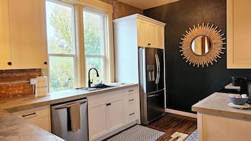 Geladeira, micro-ondas, fogão, cooktop
