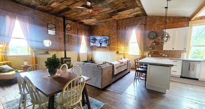 Charming 3-bedroom historic Brick Loft in Uniontown with WiFi