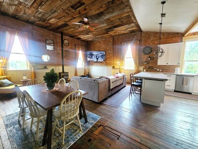 Charming 3-bedroom historic Brick Loft in Uniontown with WiFi