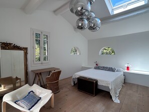 5 bedrooms, WiFi, bed sheets