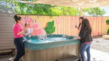 Tina de hidromasaje al aire libre