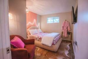 2 habitaciones, tabla de planchar con plancha, wifi y ropa de cama 