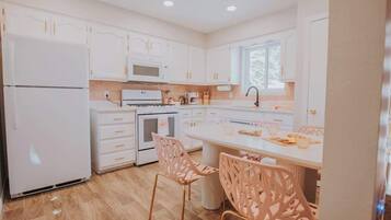 Frigorífic, microones, forn i placa de cuina