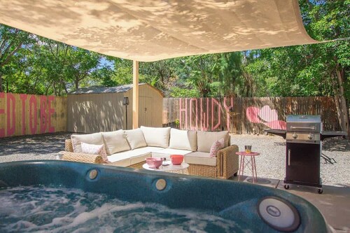 50 Shades of Pink+Hot Tub+ No Pet Fee