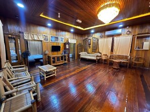 Family Chalet (With Boat Transfer) | Ruang tamu | 14 inci televisyen LED dengan digital, perkhidmatan penstriman 