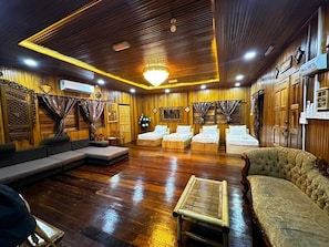 ชาเลท์สำหรับครอบครัว | เครื่องนอนระดับพรีเมียม, ตกแต่งพิเศษโดยเฉพาะ, พื้นที่ทำงานแบบใช้แล็ปท็อป