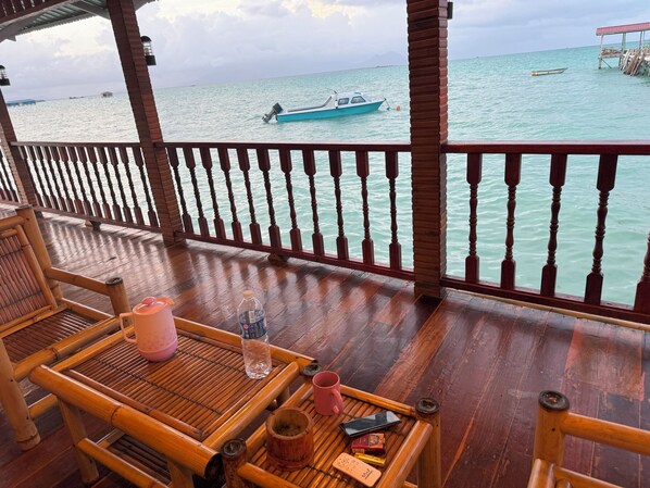 14-tums LED-tv med digitalkanaler och streamingtjänster