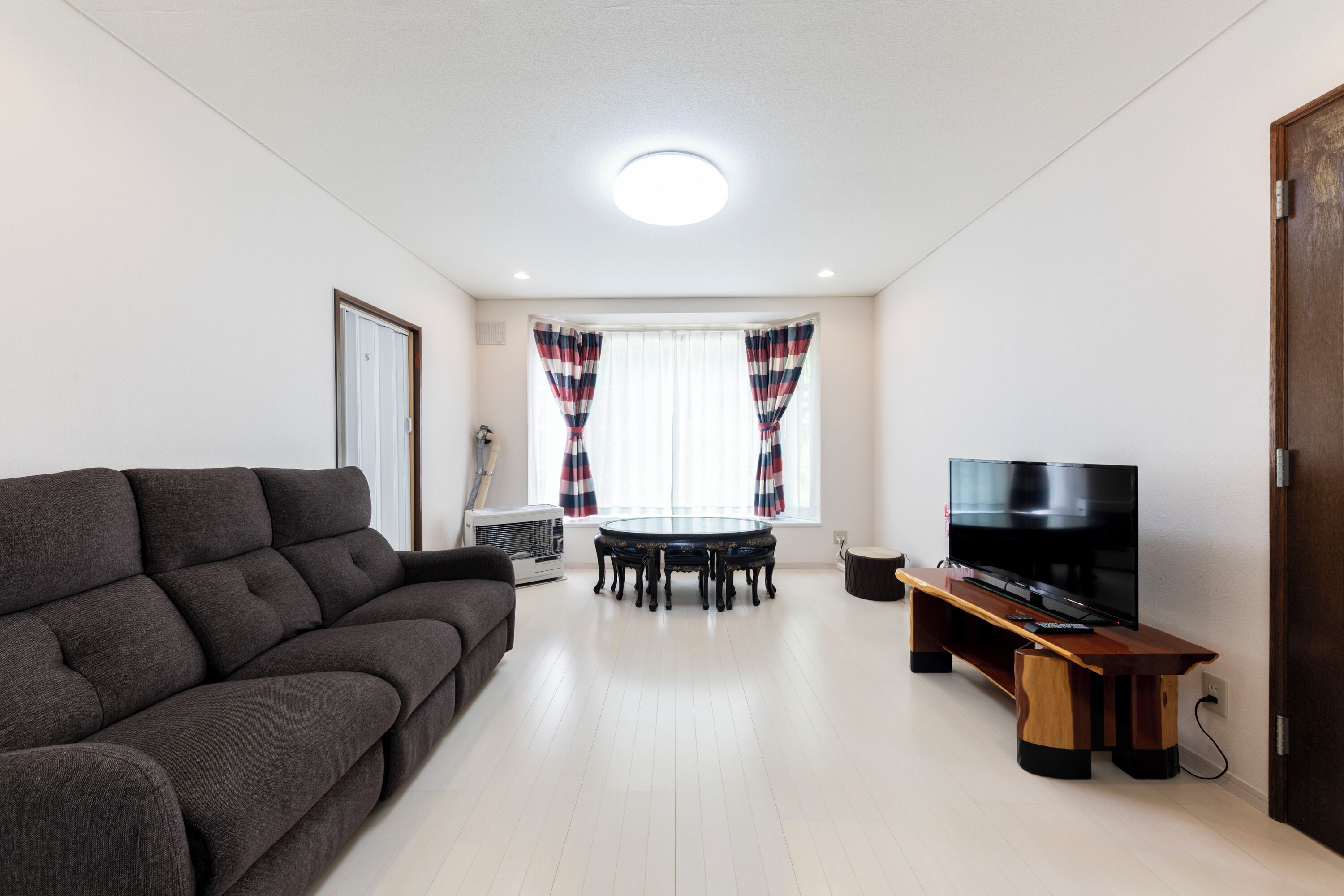 تلفزيون بشاشة مسطحة