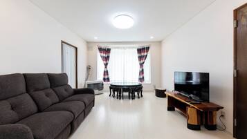 تلفزيون بشاشة مسطحة