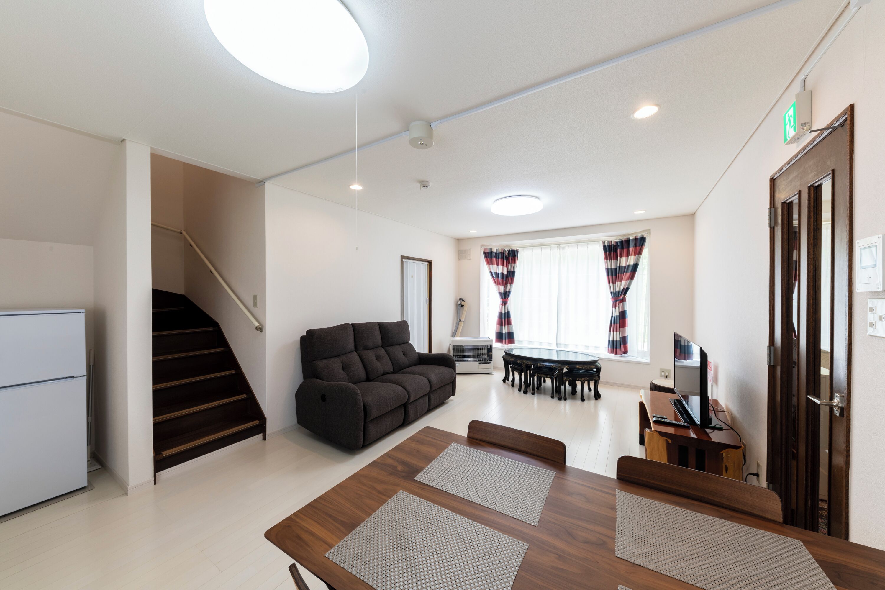 تلفزيون بشاشة مسطحة