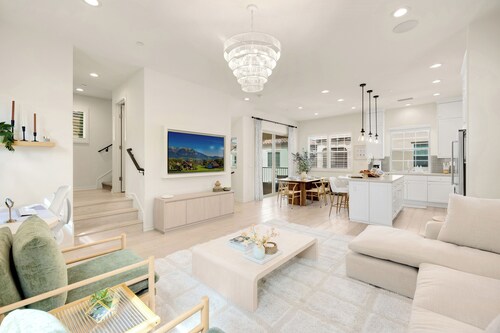 Modern Grand Luxury Estate in Irvine with Pool & Amenities 