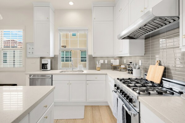 Køleskab, mikrobølgeovn, ovn, kogeplade