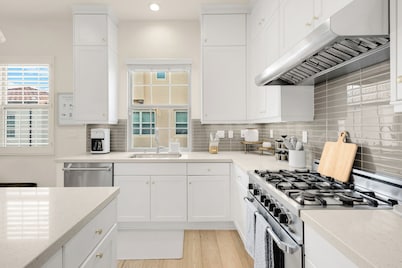 Modern Grand Luxury Estate in Irvine with Pool & Amenities