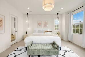 3 bedrooms, desk, iron/ironing board, travel cot - Modern Grand Luxury Estate in Irvine with Pool & Amenities  (Irvine)