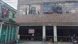 Une maison de retraite avec un toit en tuiles et une pancarte interdisant l’accès aux mineurs et aux drogues illicites.