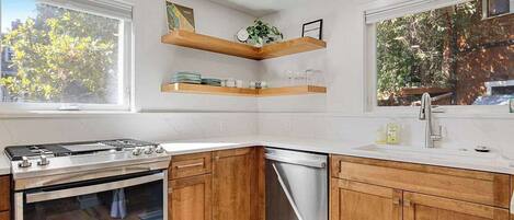 Een koelkast, een microgolfoven, een oven, een kookplaat