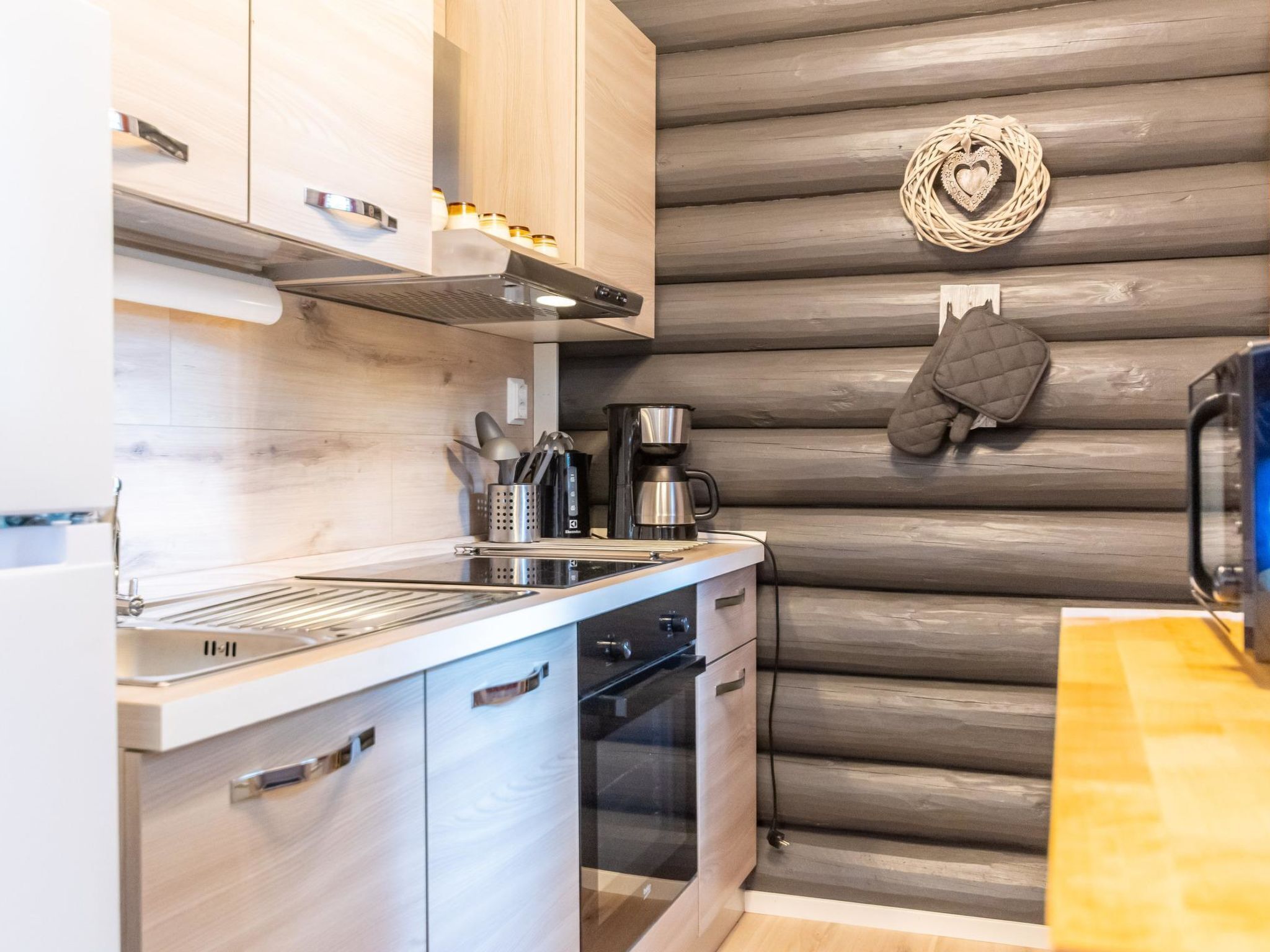 Refrigerador, microondas, lavavajillas y utensilios de cocina 