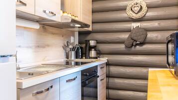 Fridge, microwave, dishwasher, cookware/dishes/utensils