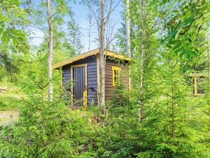 Une petite cabane entourée d’une forêt dense.