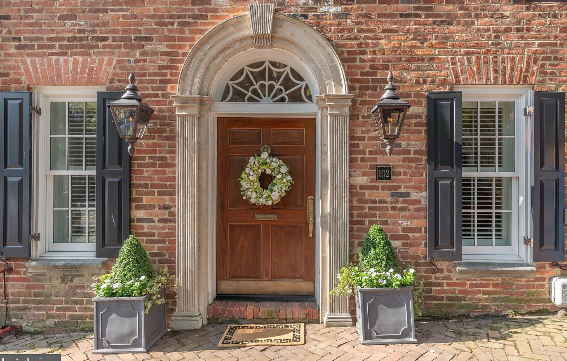 Charming Old Town Jewel Box on Captain's Row one Block from the Potomac River