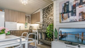 Kjøleskap, mikrobølgeovn, oppvaskmaskin og kjøkkenutstyr