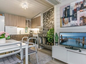 Fridge, microwave, dishwasher, cookware/dishes/utensils