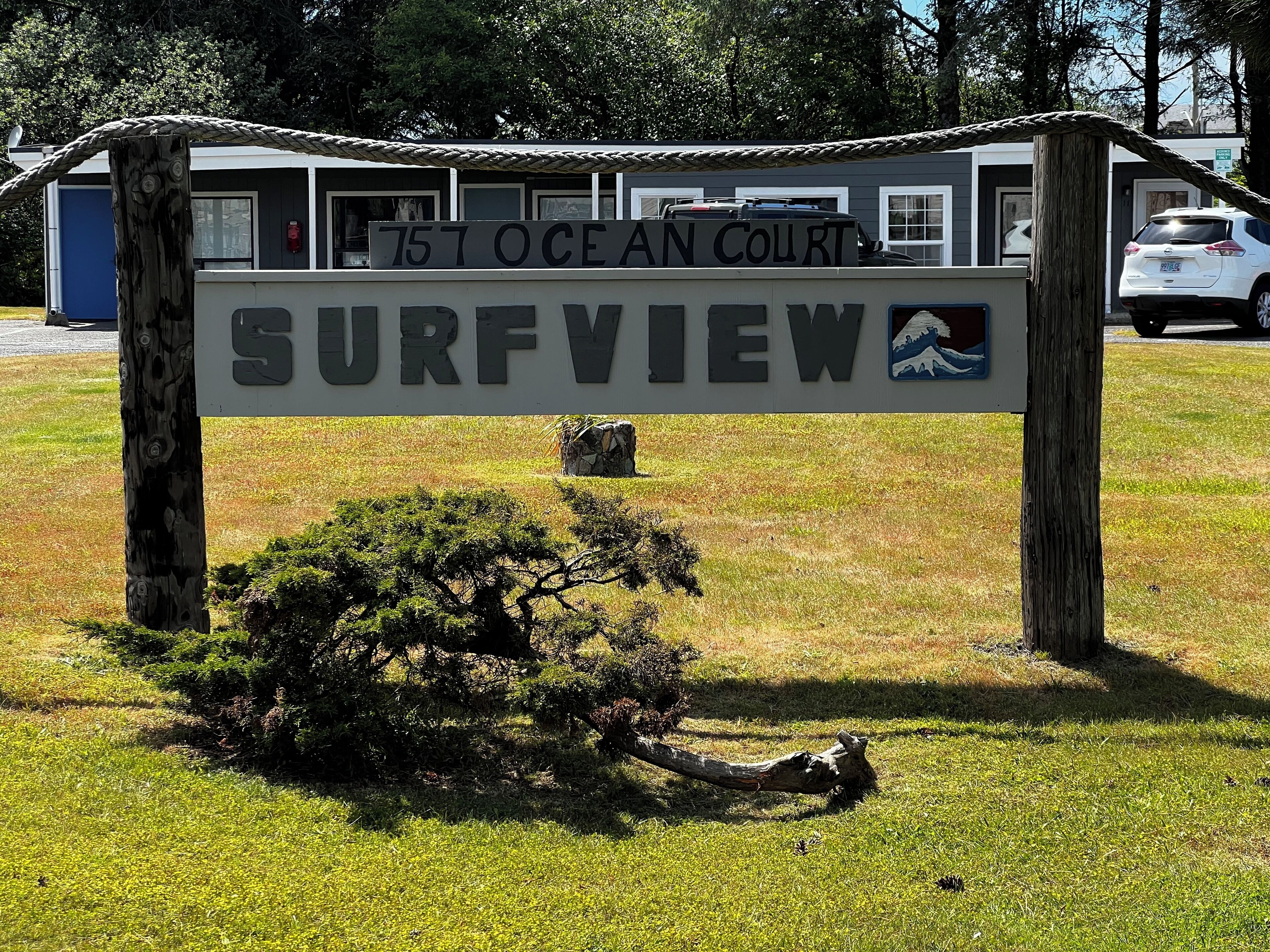 Charming studio condo w/ a full kitchenette walking distance to beach 