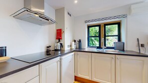 Kühlschrank, Mikrowelle, Ofen, Herdplatte