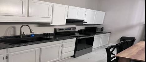 ثلاجة، ميكروويف، فرن، ماكينة لصنع القهوة/الشاي