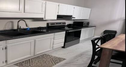 The Secretariat; A Cozy two bedroom Downtown loft apartment
