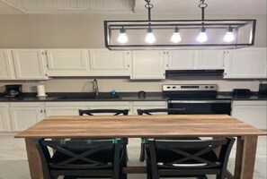 Kjøleskap, mikrobølgeovn, ovn og kaffetrakter/tekoker