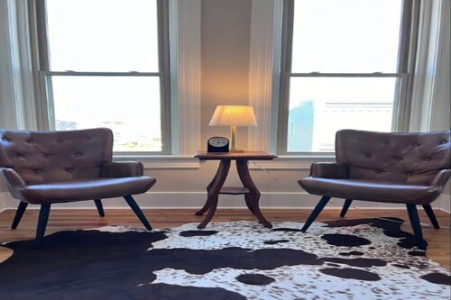 The Secretariat; A Cozy two bedroom Downtown loft apartment