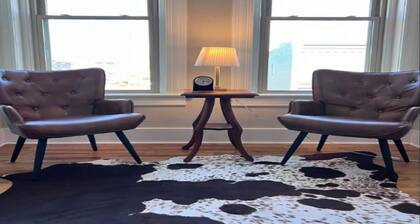 The Secretariat; A Cozy two bedroom Downtown loft apartment