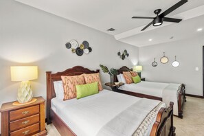 2 habitaciones, caja de seguridad en la habitación y escritorio 