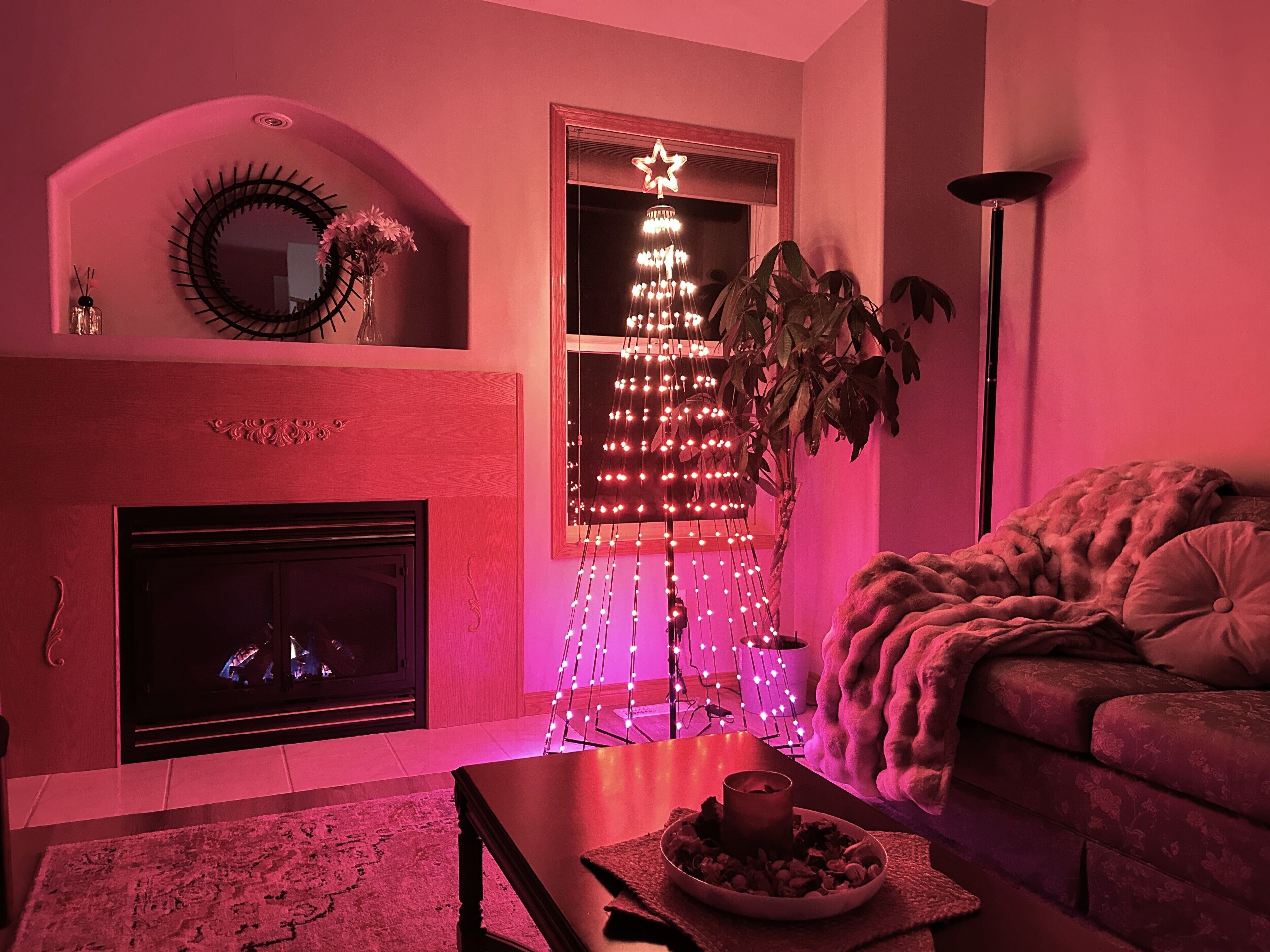 TV connectée, cheminée, écrans d'ordinateur