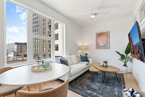 Smart TV, video games - Downtown Luxury 1BD- Pool/Spa/Bowl/Golf/Gym/Parkng (Salt Lake City)