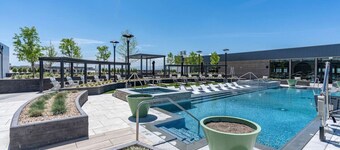 Downtown Luxury 1BD- Pool/Spa/Bowl/Golf/Gym/Parkng