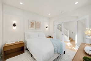 3 室のベッドルーム、デスク、アイロン / アイロン台、旅行用ベビーベッド