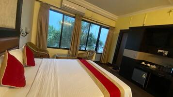 Desk, laptop workspace, iron/ironing board, free WiFi
