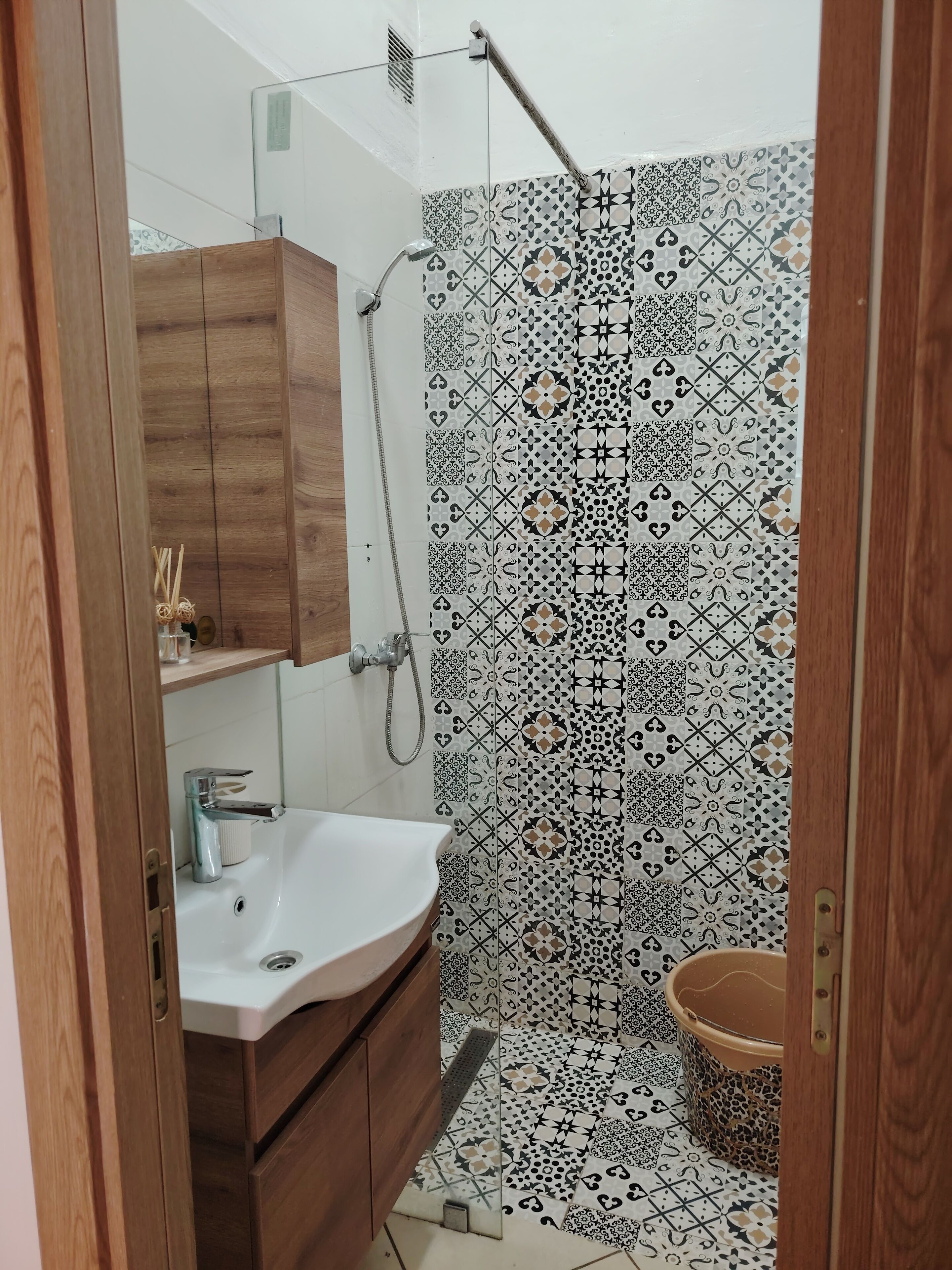 Douche, sèche-cheveux, serviettes fournies, savon