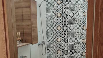 Douche, sĂšche-cheveux, serviettes fournies, savon