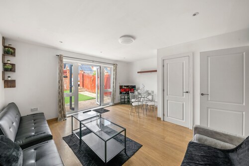 Reading Centre serviced accommodation-Corporate Business Families-Parking