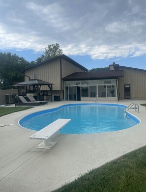Una piscina al aire libre, una piscina climatizada