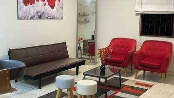 Appartement Économique | Coin séjour | TV connectée de 55 pouces avec chaînes numériques, Netflix